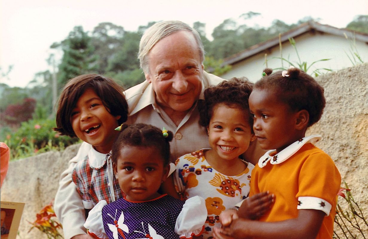 Oprichter Hermann Gmeiner op bezoek in een SOS Kinderdorp