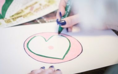 Bied een therapeutische activiteit aan een kind met trauma