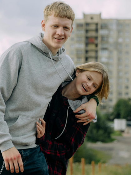broer en zus arm in arm