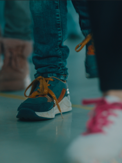 voeten tijdens stampen voor vrede